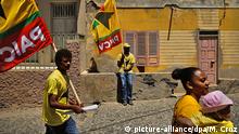 17.03.2016++++++epaselect epa05216610 Supporters of the Partido Africano da Independencia de Cabo Verde (PAICV) hold party flags during a campaign rally for the legislative elections in Mindelo, Sao Vicente Island, Cape Verde, 17 March 2016. Cape Verde will hold legislative elections on 20 March 2016. EPA/MARIO CRUZ +++(c) dpa - Bildfunk+++ (c) picture-alliance/dpa/M. Cruz