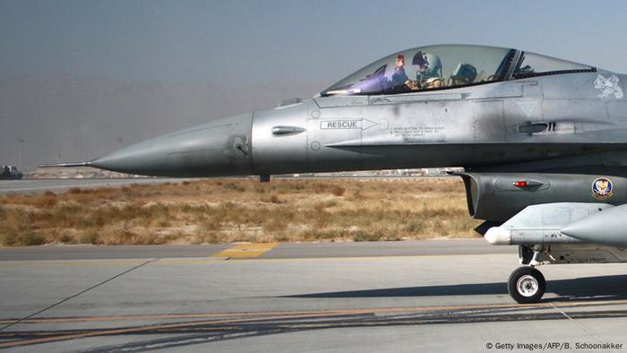 Afghanistan US-Kampfjet F16 in Baghram (Getty Images/AFP/B. Schoonakker)