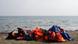 Am Strand von Lesbos türmen sich die liegengelassenen Schwimmwesten. (Foto: dpa) Am Strand von Lesbos türmen sich die liegengelassenen Schwimmwesten. (Foto: dpa)