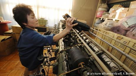 Japan Strickmaschine Stricken Industrie (picture-alliance/dpa/E.K.Brown)