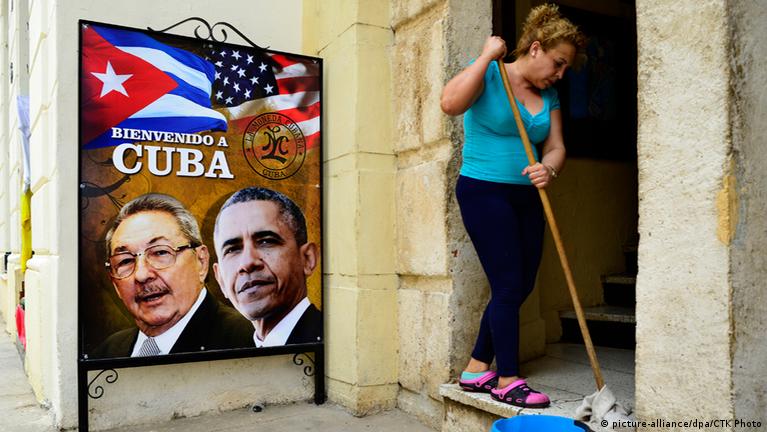Woman washes the floor in shop decorated with portraits of Barack Obama, Raul Castro and American and Cuban national flag © picture-alliance/dpa/CTK Photo