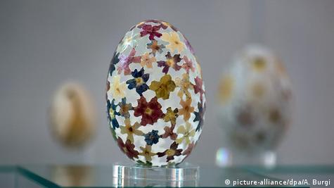 Эрмитаж показал на выставке о Пасхе стеклянное яйцо, посвященное взятию Азова при Петре I