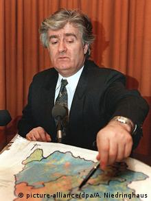 Radovan Karadžić 1993. pokazuje olovkom na etničku kartu BiH