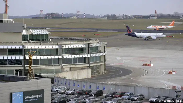 Belgien Brüssel Flughafen Zaventem Außenansicht Gebäude Flugfeld