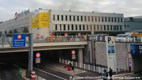 Belgien Brüssel Flughafen Zaventem Außenansicht Gebäude Rauch
