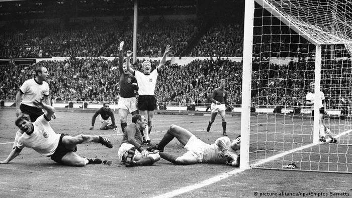 Hurst cetak gol kontroversial dalam final Piala Dunia 1966 