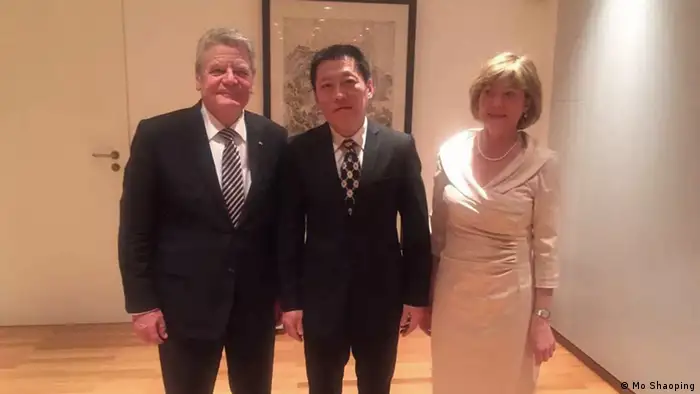 China Deutschland Joachim Gauck spricht mit Menschenrechtsanwälten in der Botschaft in Peking