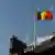 En solidaridad con el pueblo belga, su bandera ondea a media asta, como aquí en Londres.