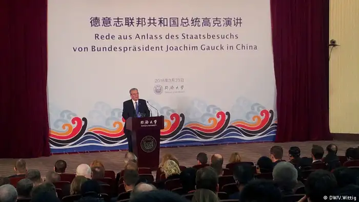 Joachim Gauck in Shanghai an Tongji Uni Staatsfahrzeug