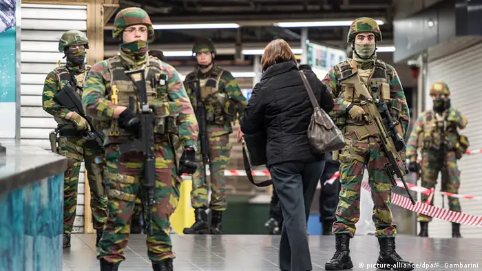 Belgien Sicherheitskontrolle am Hauptbahnhof in Brüssel