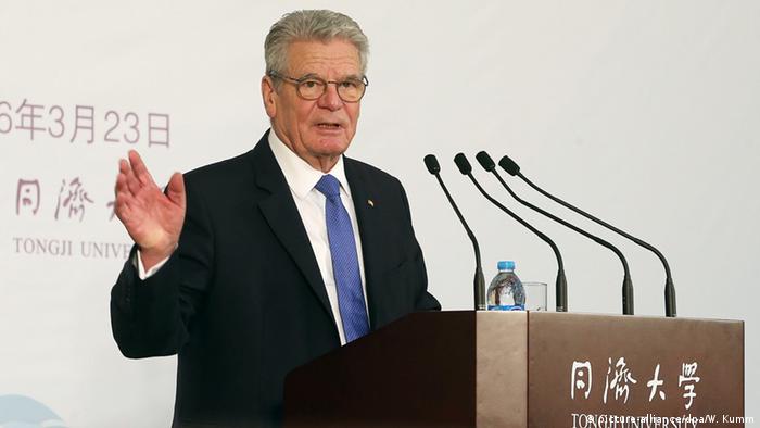 Bundespräsident Joachim Gauck am Rednerpult in China (Foto: dpa/Wolfgang Kumm)