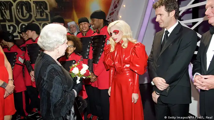 Queen Elizabeth II trifft Lady Gaga (Foto: Getty Images/WPA Pool/L. Neal)