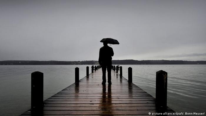 Mann mit Regenschirm Symbolbild Depression Einsamkeit