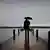 Mann mit Regenschirm Symbolbild Depression Einsamkeit