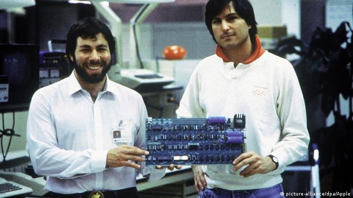 Die US-Amerikaner Steve Wozniak und Steve Jobs sitzen an einem Computer 1978 (picture-alliance/dpa/Apple)