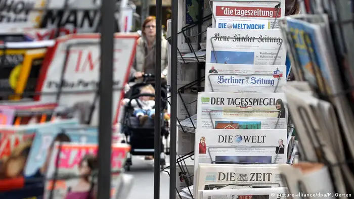 Deutschland Zeitungsständer in Düsseldorf