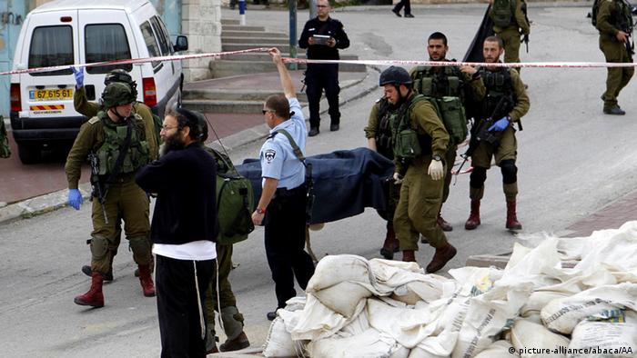 Israel Palästinenser Hebron Sicherheitskräfte tragen einen Leichensack (Foto: dpa)