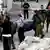 Israel Palästinenser Hebron Sicherheitskräfte tragen einen Leichensack (Foto: dpa)