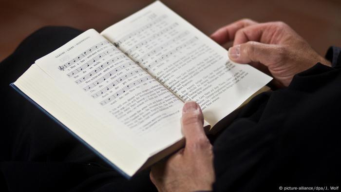 Deutschland Magdeburg Gesangbuch in der Kirche