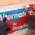 Ein Transparent der AfD wird aufgehängt (Foto: dpa)