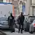 Belgien Brüssel Bewaffnete Polizisten patrollieren Strassen