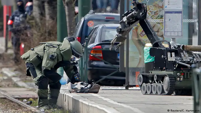 Brüssel Schaerbeek Spezialisten und Roboter Suchen nach Sprengstoff