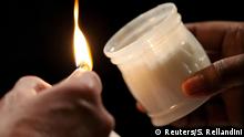 ***26.3.2016 A faithful light a candle as Pope Francis lead the Easter vigil mass in Saint Peter's basilica at the Vatican, March 26, 2016. REUTERS/Stefano Rellandini Reuters/S. Rellandini
