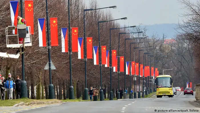 Prag Polizei Flaggen Beschmierung mit Farbe Xi Jinping Besuch