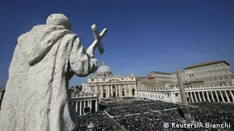 Italien Vatikan Petersplatz Papst Franziskus Menschenmenge