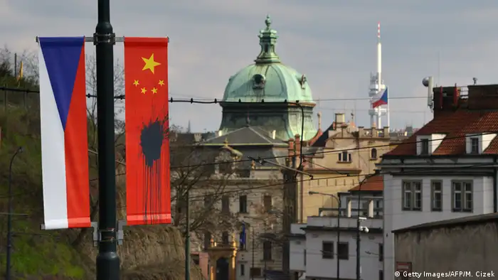 Tschechien Flaggen mit Farbe besprüht vor Besuch Xi Jinping