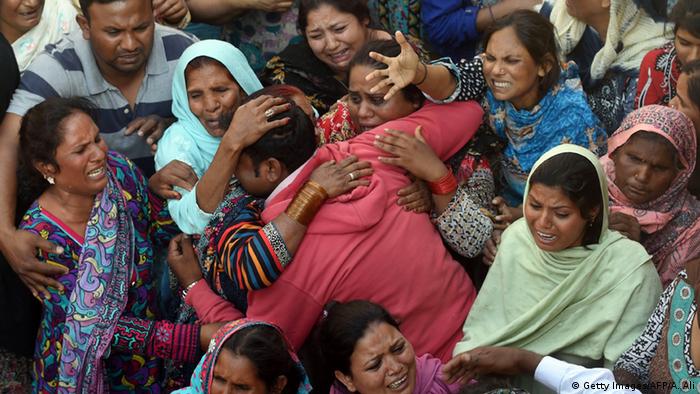 Pakistan Lahore Christen trauern bei Beerdigung nach Selbstmordattentat (Getty Images/AFP/A. Ali)