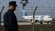 Ein Polizist vor der entführten Egyptair-Maschine (Foto: Reuters) Ein Polizist vor der entführten Egyptair-Maschine (Foto: Reuters)