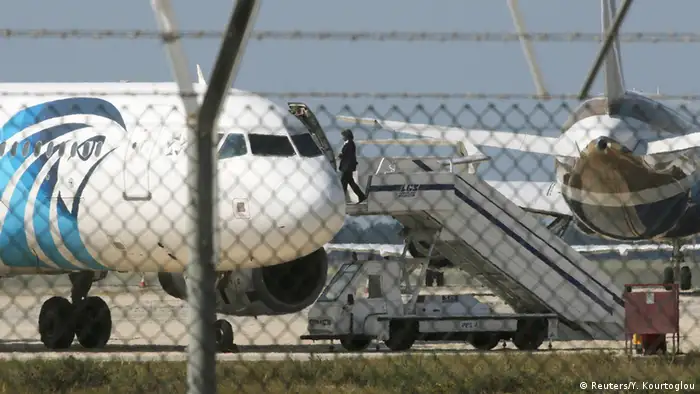 Entführtes Flugzeug von der Fluggesellschaft EgyptAir landet auf Zypern