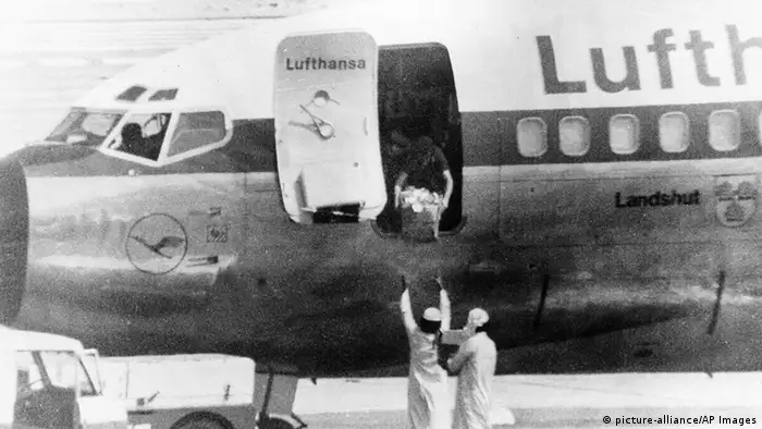 Auch Teil der Boeing-Geschichte: Die Landshut - eine Maschine vom Typ 737 - wird 1977 von vier palästinensischen Terroristen entführt. Sie ermorden den Kapitän. Doch eine deutsche Spezialeinheit befreit später alle 86 Passagiere und die übrige Crew. Danach flog die Landshut weiter bis zu ihrer endgültigen Ausmusterung im Jahr 2008. 