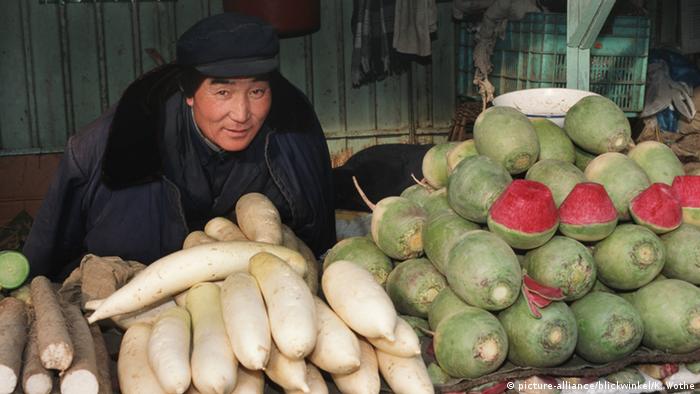 Verkäufer auf dem Gemüsemarkt in Peking