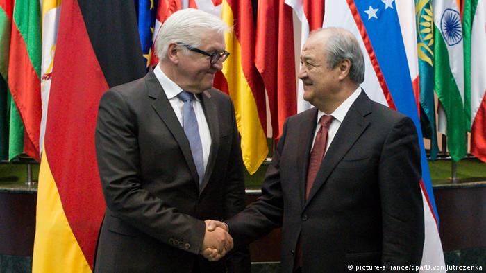 Bundesaußenminister Steinmeier (l.) und sein usbekischer Kollege Kamilow in Taschkent (Foto: dpa)