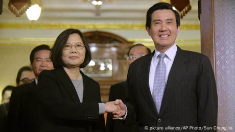 Taiwan Tsai Ing-wen und Ma Ying-jeou in Taipeh (picture alliance/AP Photo/Sun Chung-ta)