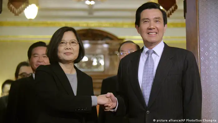 Taiwan Tsai Ing-wen und Ma Ying-jeou in Taipeh (picture alliance/AP Photo/Sun Chung-ta)