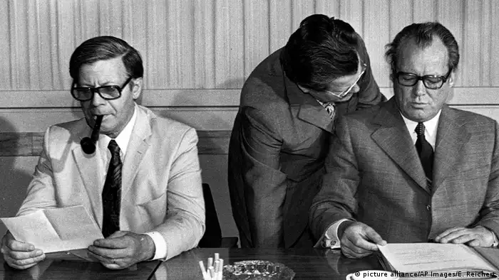 Helmut Schmidt, Günter Guillaume und Willy Brandt im Kanzleramt (Foto: picture alliance/AP Images)