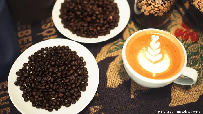 Cappuccino mit Muster Kaffeebohnen auf einem Teller