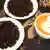 Cappuccino mit Muster Kaffeebohnen auf einem Teller