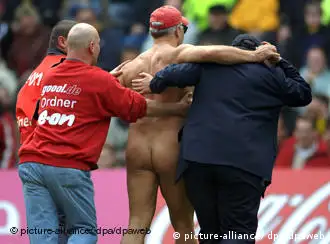 在2006年世界杯前的联合会杯上，先后有4名裸奔者奔入足球场，他们是吉米跳跳的同行。这是在多特蒙德发生的一幕