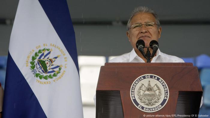 El Salvador Tag der Unabhängigkeit Präsident Salvador Sanchez Ceren in San Salvador (picture-alliance/dpa/EFE/Presidency Of El Salvador)