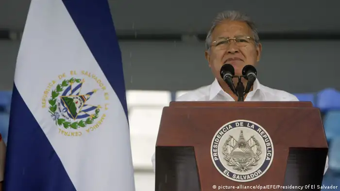 El Salvador Tag der Unabhängigkeit Präsident Salvador Sanchez Ceren in San Salvador (picture-alliance/dpa/EFE/Presidency Of El Salvador)