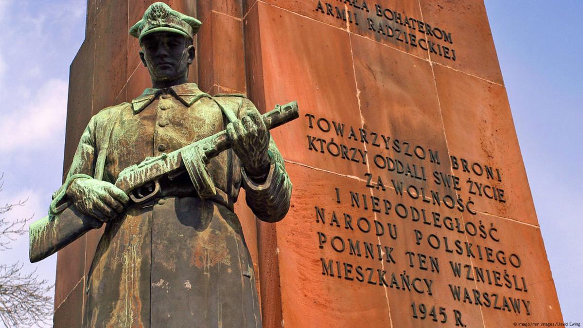 Снос памятника советскому солдату. Памятник советско-польскому братству по оружию Варшава. Памятник советскому солдату в Варшаве. Памятник советскому братству Варшава. Памятник воинам освободителям в Варшаве.