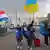 Молодые люди с флагами Нидерландов и Украины