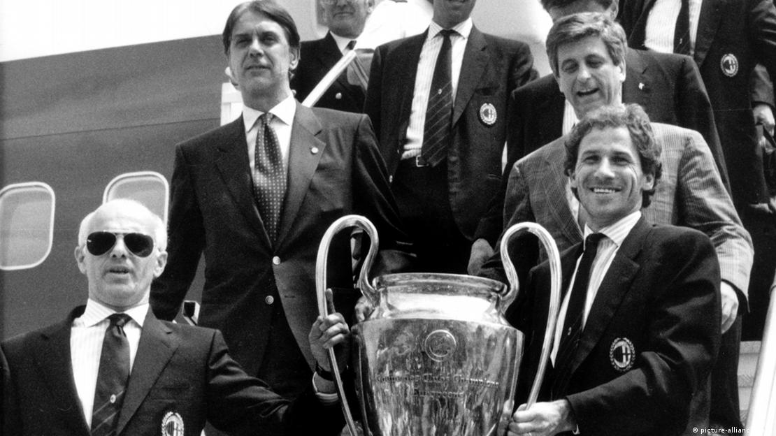 Franco Baresi (derecha, abajo) y el entrenador del Milan, Arrigo Sacchi (izquierda, abajo) sostienen con orgullo la Copa de Europa de 1989.