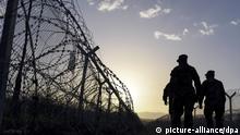 Soldaten der mazedonischen Armee patrouillieren am Grenzzaun der griechisch-mazedonischen Grenze. Gevgelija, Republik Mazedonien, 01.03.2016