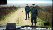 22.10.2003 Zwei lettische Grenzsoldaten halten am 22.10.2003 an der lettisch-russischen Grenze bei Terechow (Lettland) ein Fahrzeug an. Im Zuge des bevorstehenden EU-Beitritts ergriff Lettland Maßnahmen zur Verstärkung der Kontrollen an der Landesgrenze zu Russland. Lettland gehört zu den Ländern, die im Jahr 2004 die aus 15 Staaten bestehende Europäische Union auf insgesamt 25 Mitgliedstaaten erweitern werden. © picture-alliance/dpa/T.Subkhankulov