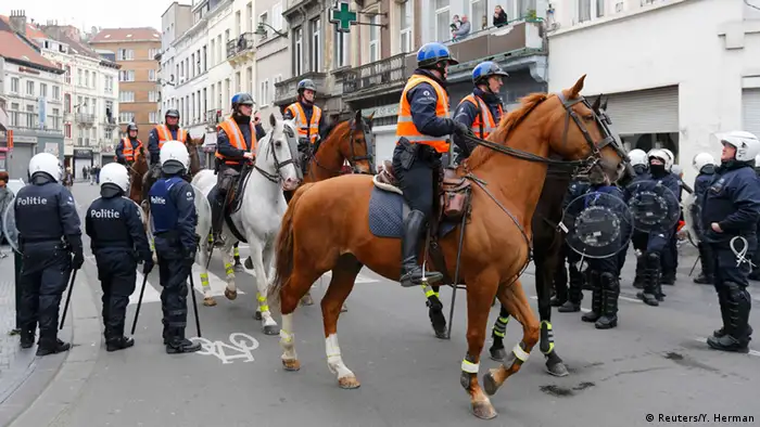 Belgien Berittene Polizei in Brüssel Molenbeek